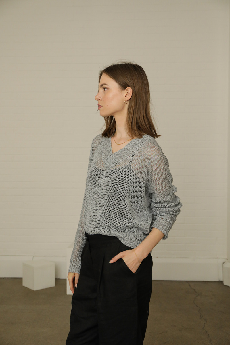 GRAY V-NECK SWEATER IN LINEN BLEND