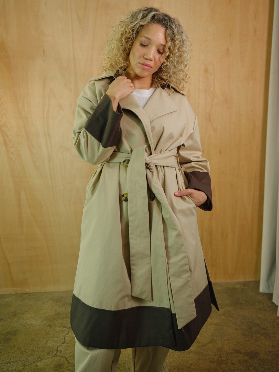 COLOUR-BLOCKED COTTON TRENCH COAT 