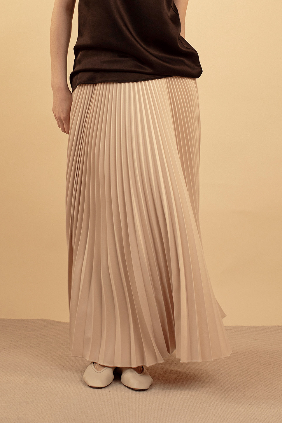 KIRA CLASSIC CUT PLEATED SKIRT 