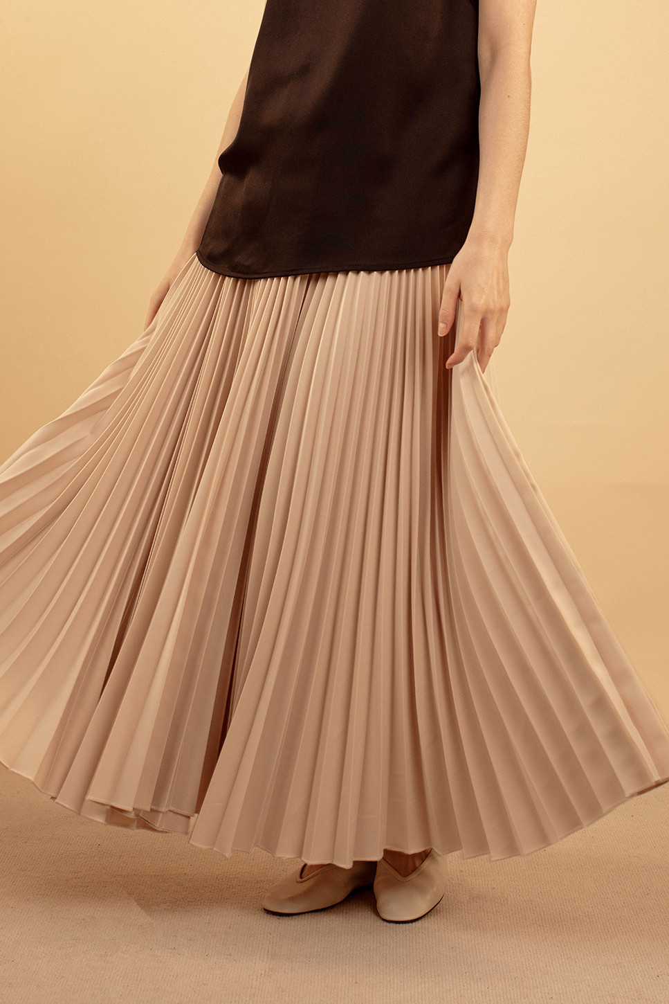 KIRA CLASSIC CUT PLEATED SKIRT 