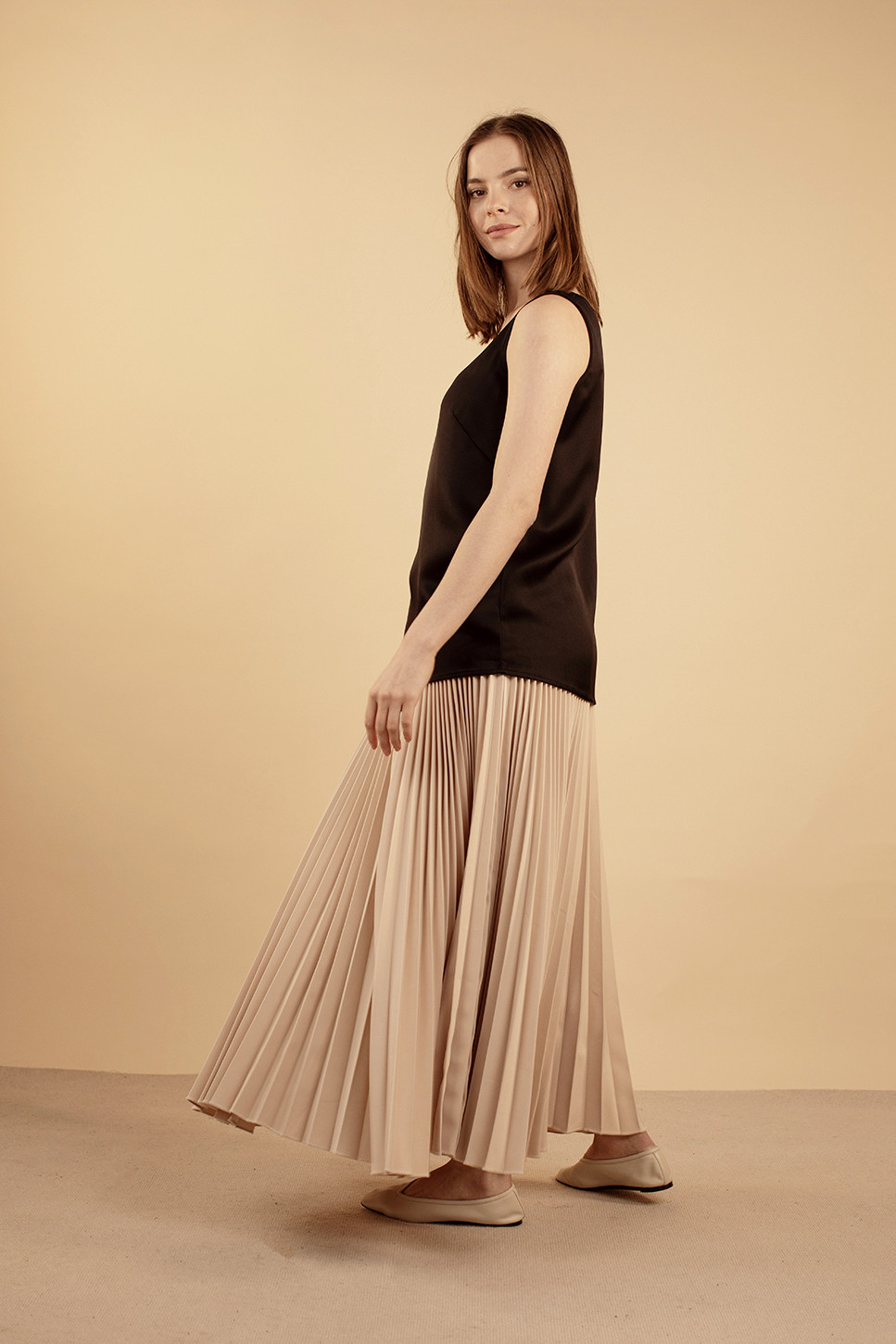 KIRA CLASSIC CUT PLEATED SKIRT 