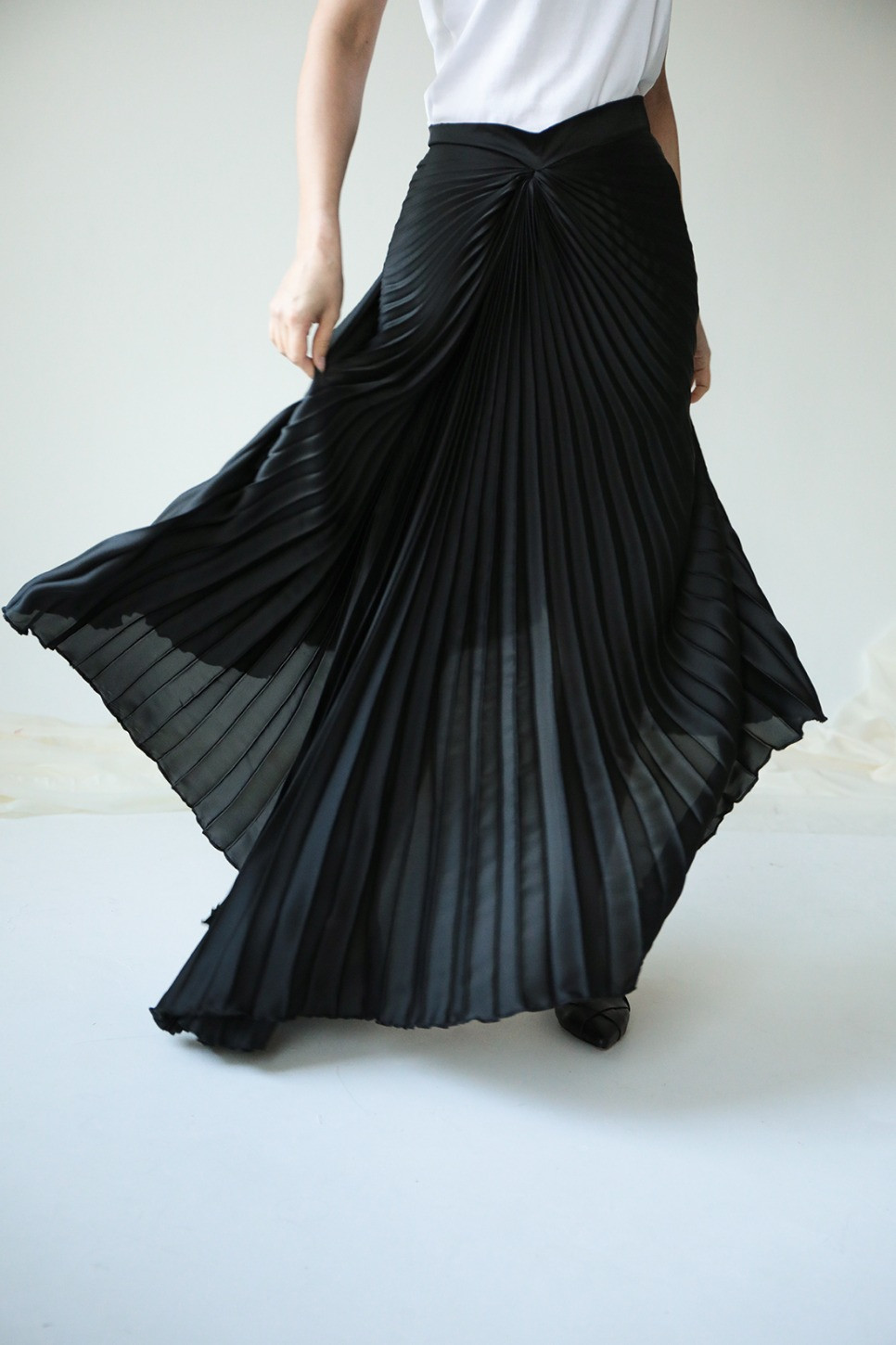 THE BLACK ANAIS PLEATED SKIRT 