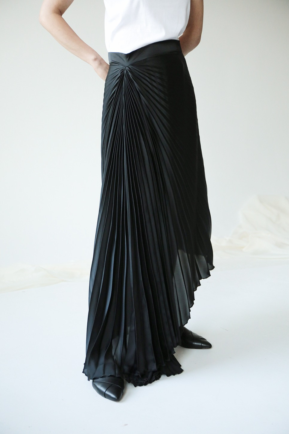THE BLACK ANAIS PLEATED SKIRT 