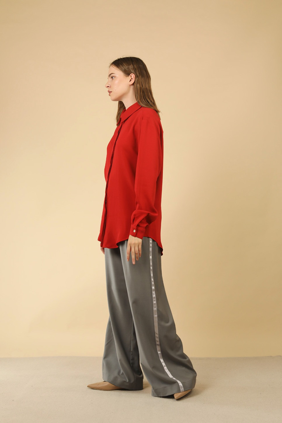 THE TABBY ESSENTIAL SHIRT IN CHERRY RED 