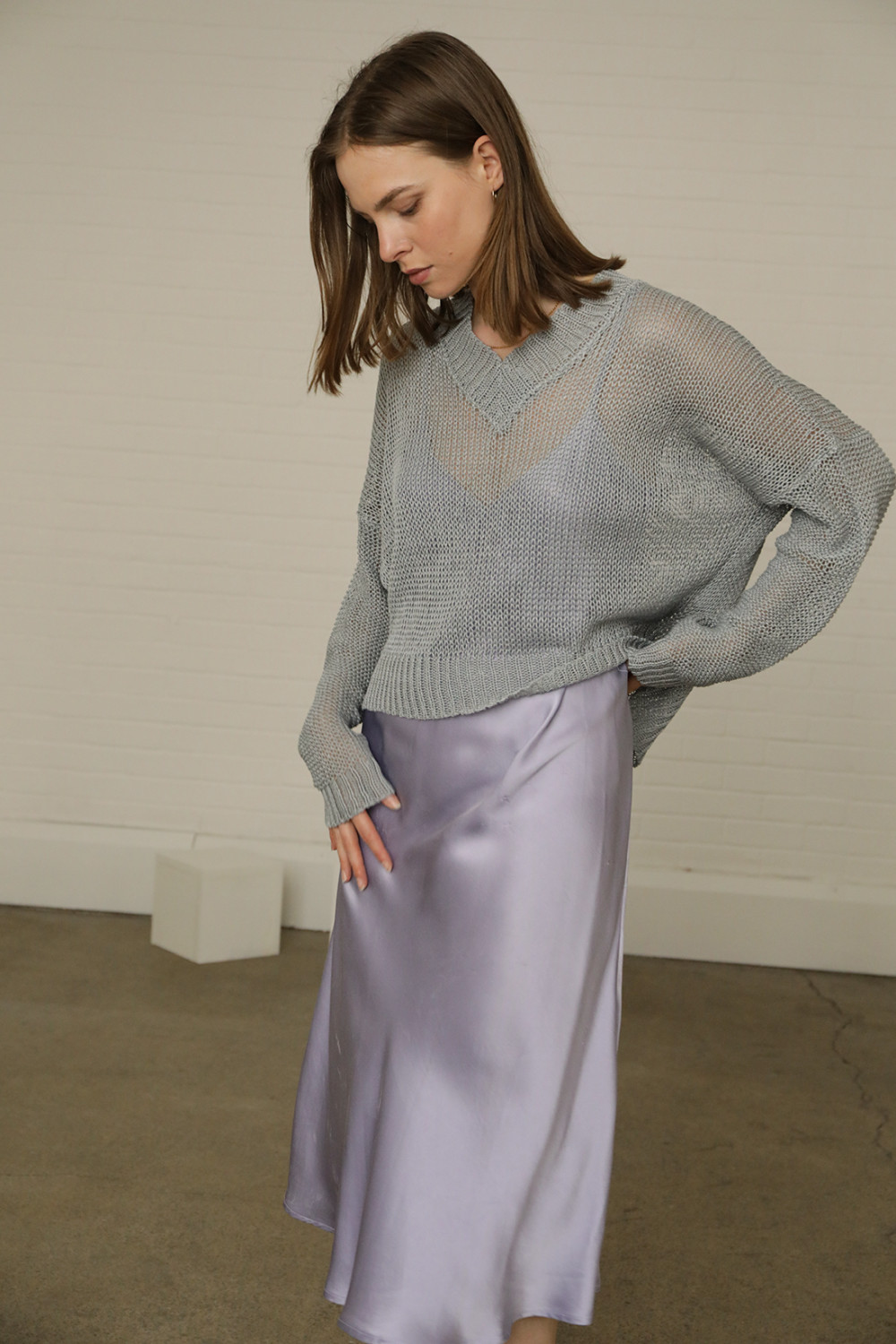 GRAY MAG V-NECK SWEATER IN LINEN BLEND