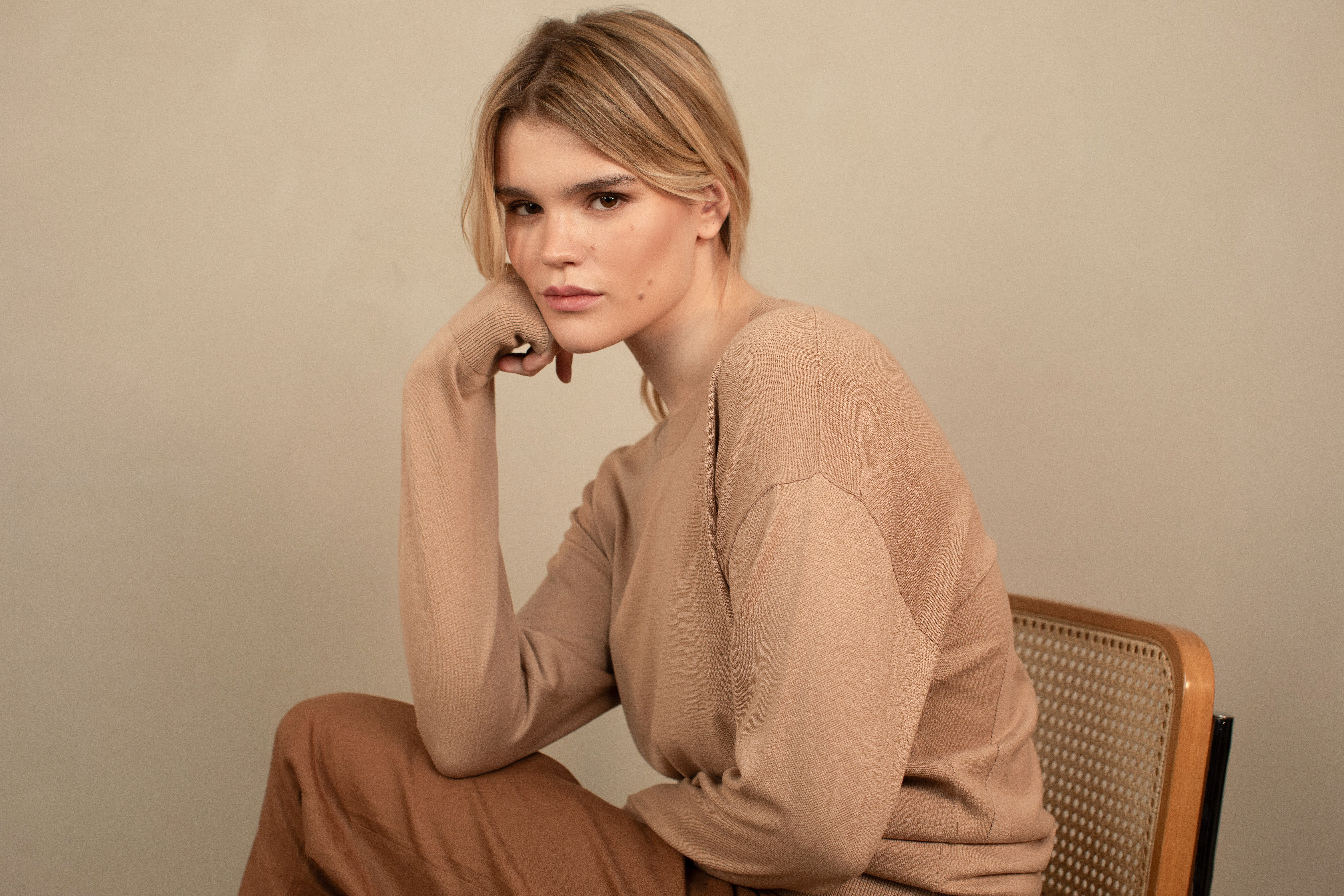 Lora Gene Main Collection Desktop